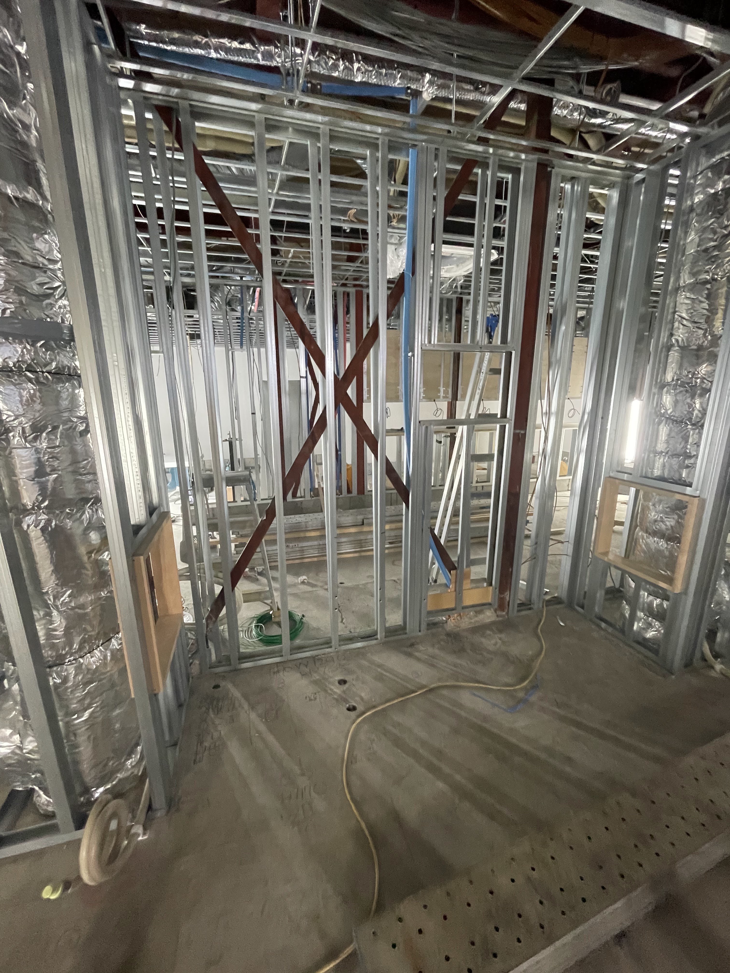 北名古屋市の店舗における軽天工事の様子