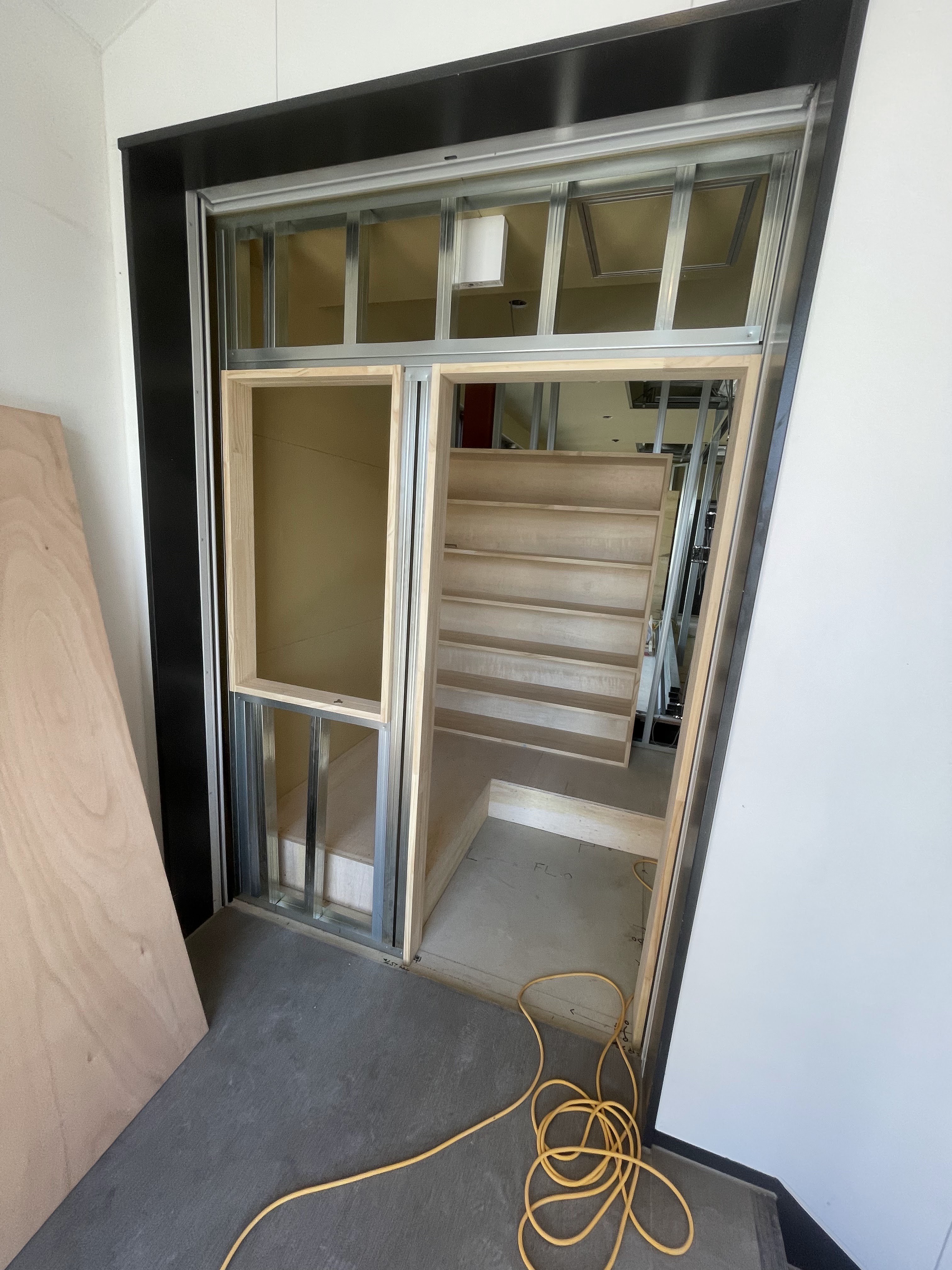 名古屋市北区の店舗における軽天工事の様子