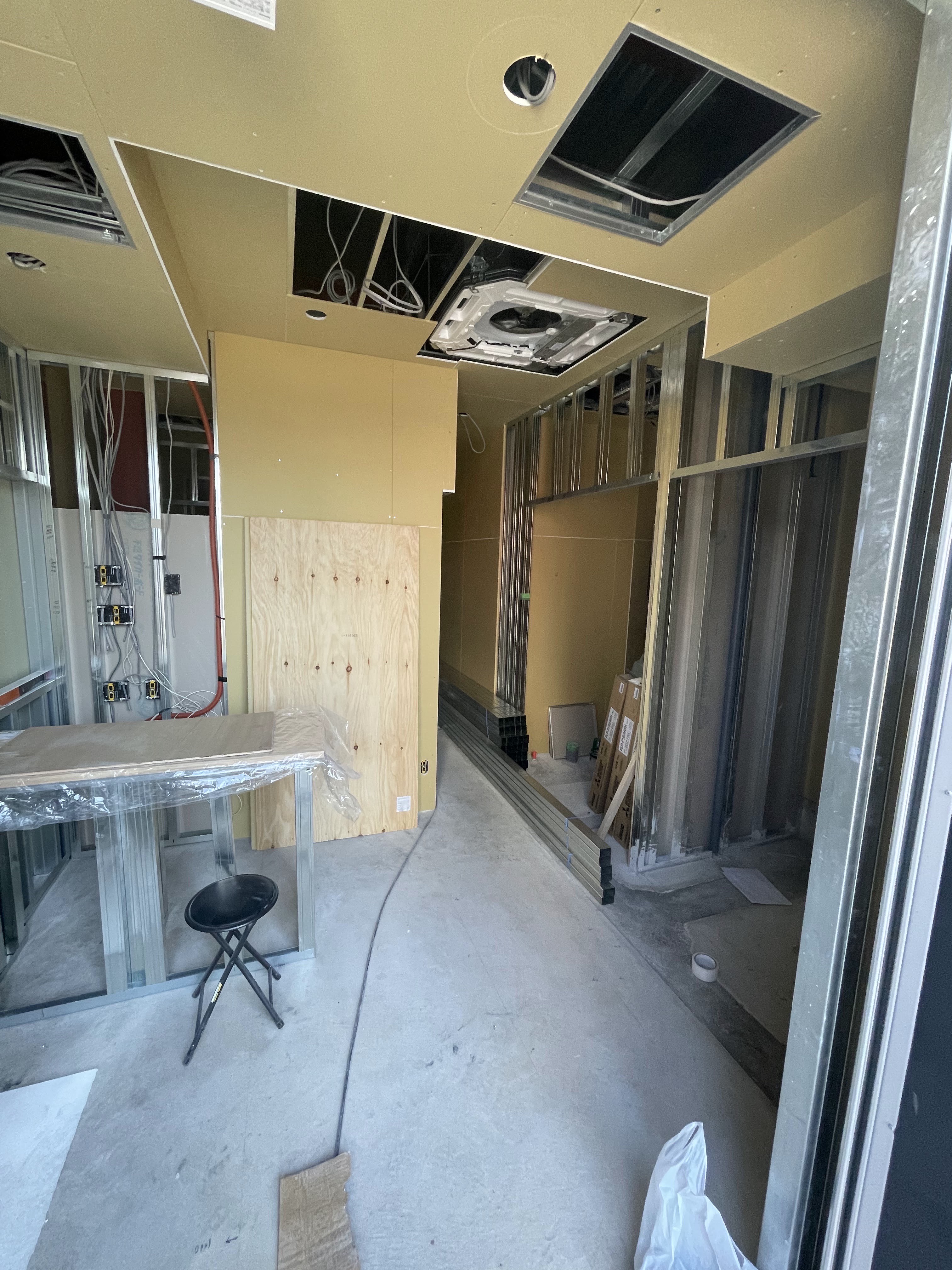 桑名市の医療施設における軽天工事の様子